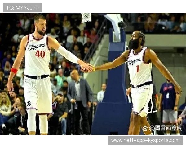 莱昂纳德篮下得分，快船内线优势凸显